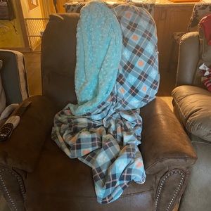 Furry dog paw print 🧡 double sided blanket